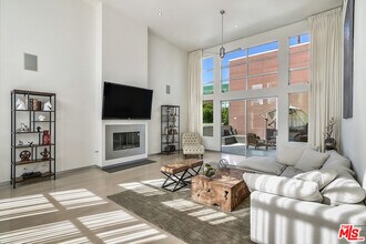 711 Westbourne Dr in West Hollywood, CA - Foto de edificio - Building Photo