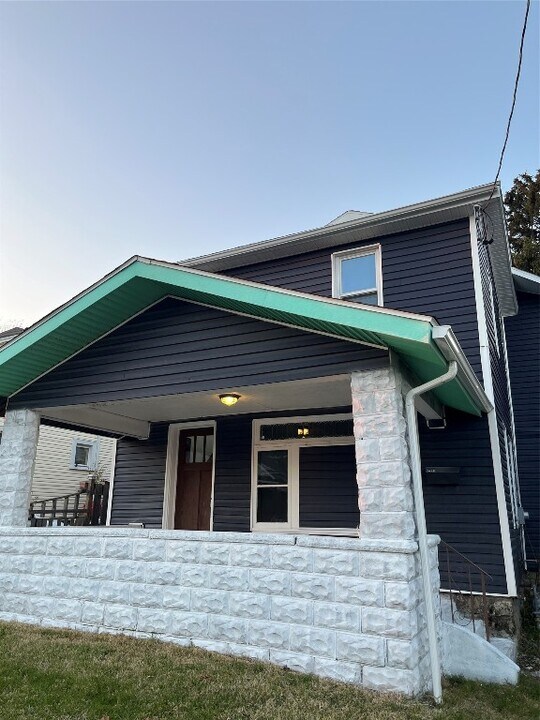 254 E 30th St in Erie, PA - Building Photo