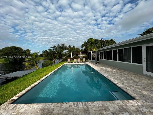 property at 3324 Lakeview Blvd