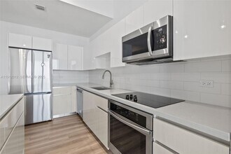 101 Diplomat Pkwy in Hallandale Beach, FL - Foto de edificio - Building Photo