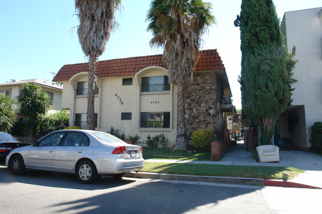 4324 Ventura Canyon Ave in Sherman Oaks, CA - Building Photo