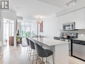 8 Fieldway Rd in Toronto, ON - Building Photo - Building Photo