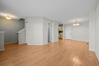 628 Lincoln Station Dr in Oswego, IL - Foto de edificio - Building Photo