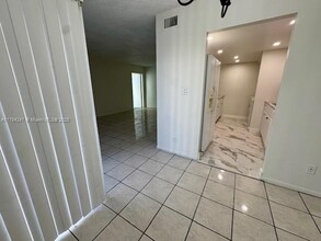 2081 NW 46th Ave in Lauderhill, FL - Foto de edificio - Building Photo