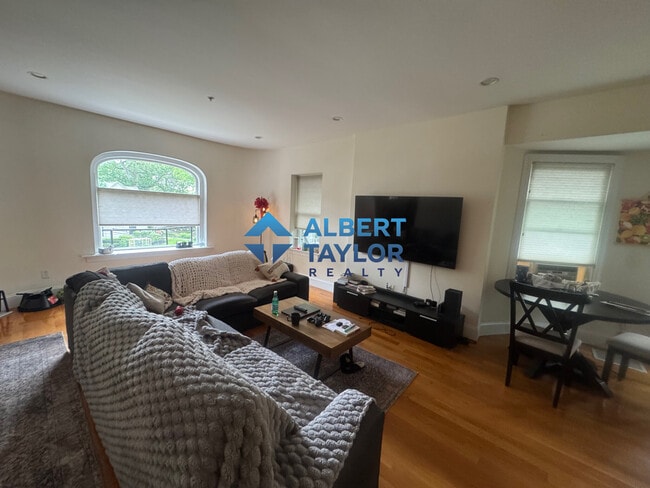 10 Selkirk Rd, Unit 2