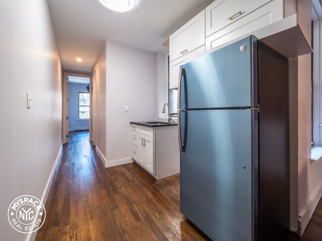 17-15 Bleecker St in Queens, NY - Building Photo - Building Photo