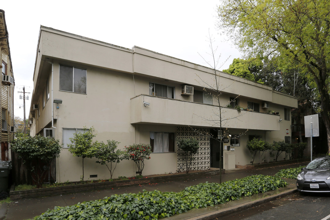 Camellia Manor Apartments in Sacramento, CA - Building Photo