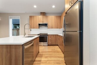 13828 SE Glenwood St in Portland, OR - Building Photo - Building Photo