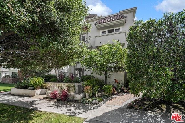 property at 718 Lincoln Blvd