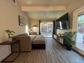 211 Lessin Ln in Austin, TX - Building Photo