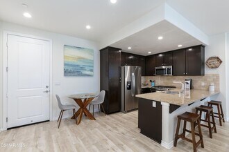 327 Newbury Vista Ln in Thousand Oaks, CA - Foto de edificio - Building Photo