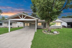 2405 Pickerton Dr in Deer Park, TX - Building Photo