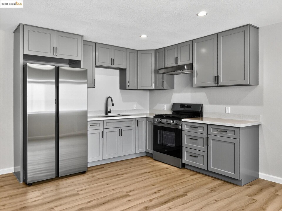 408 W 19th St in Antioch, CA - Building Photo