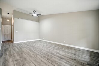 93 Bedford Rd in Mundelein, IL - Building Photo - Building Photo