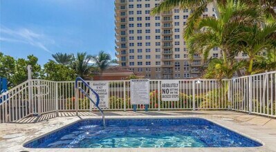 2030 S Ocean Dr, Unit 1017 in Hallandale Beach, FL - Building Photo - Building Photo