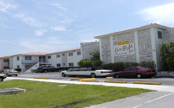 Country Club Apartments in Hollywood, FL - Building Photo