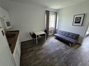 1345 Pennsylvania Ave, Unit 2 in Miami Beach, FL - Foto de edificio - Building Photo
