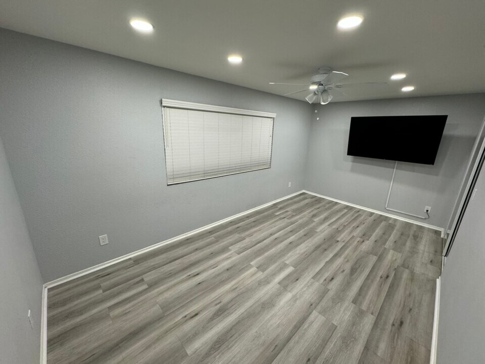 469 W 2nd St in Azusa, CA - Building Photo