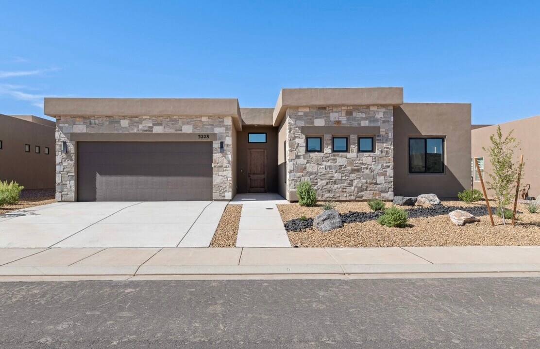 3228 S Hideaway Pl in Hurricane, UT - Building Photo