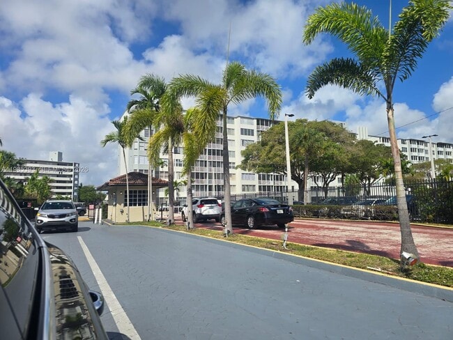1780 NE 191st St in Miami, FL - Foto de edificio - Building Photo