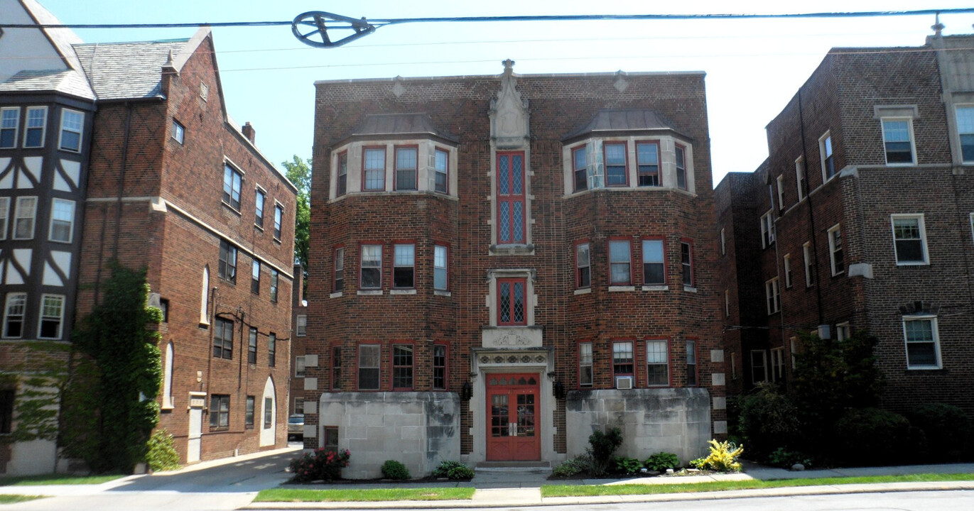 1055 Cove Ave in Lakewood, OH - Building Photo