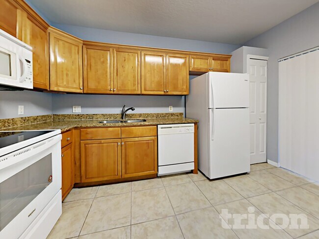 8405 Quarter Horse Dr in Riverview, FL - Foto de edificio - Building Photo