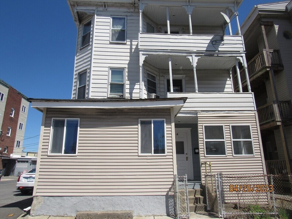 4 Plum St in Worcester, MA - Building Photo