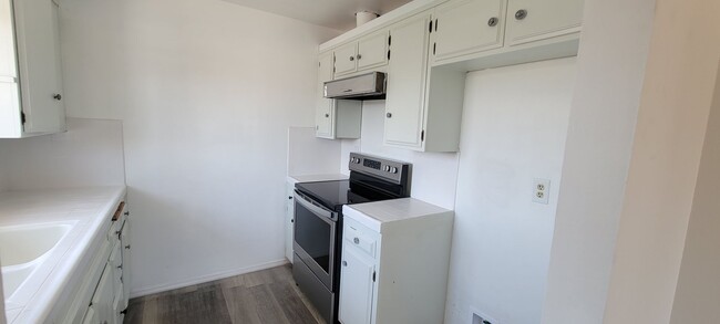 471 S Simpson Ave in Hemet, CA - Foto de edificio - Building Photo