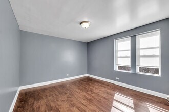 8241 S Maryland Ave in Chicago, IL - Building Photo - Building Photo