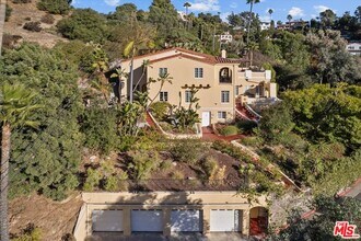 2856 Glendower Ave in Los Angeles, CA - Foto de edificio - Building Photo