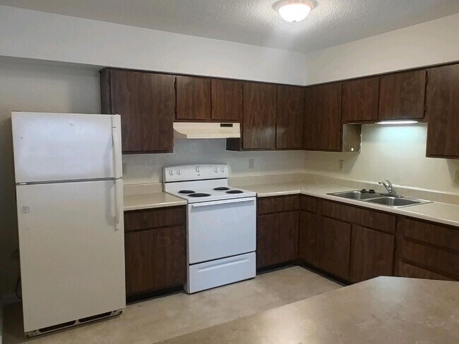 912 N Walnut Ave in Republic, MO - Building Photo - Building Photo