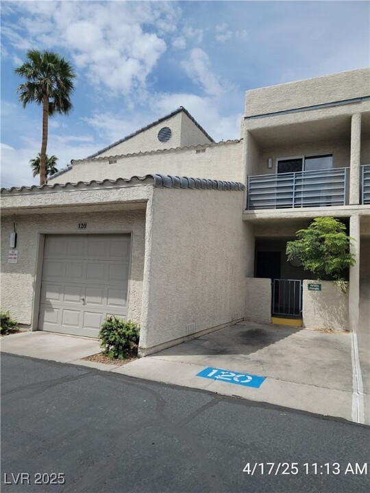 6250 W Flamingo Rd in Las Vegas, NV - Building Photo