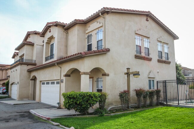 1087 E Grand Ave, Unit #103 in Pomona, CA - Foto de edificio - Building Photo
