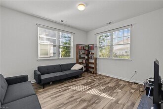 5024 Hawkins Ml Wy in Virginia Beach, VA - Building Photo - Building Photo