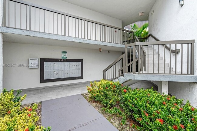 9421 Fontainebleau Blvd in Miami, FL - Building Photo - Building Photo