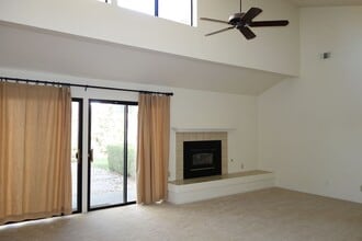 105 Almond Dr in Winters, CA - Building Photo - Building Photo