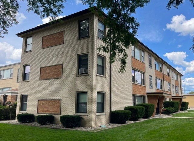 5622 W Goodman St in Chicago, IL - Building Photo
