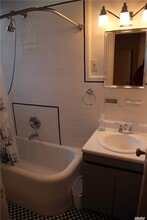 484 Plandome Rd-Unit -2nd Fl in Manhasset, NY - Building Photo - Building Photo