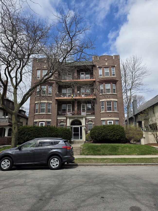 2549 Lake in Milwaukee, WI - Building Photo - Building Photo