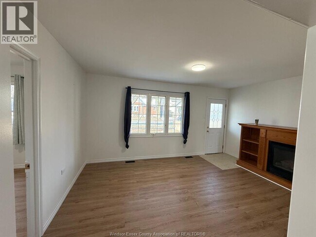 3693 Queen St in Windsor, ON - Foto de edificio - Building Photo