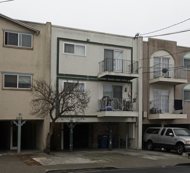 692 Sylvan St in Daly City, CA - Foto de edificio