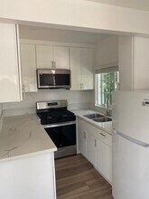 4953 Mt Royal Dr in Los Angeles, CA - Building Photo - Building Photo