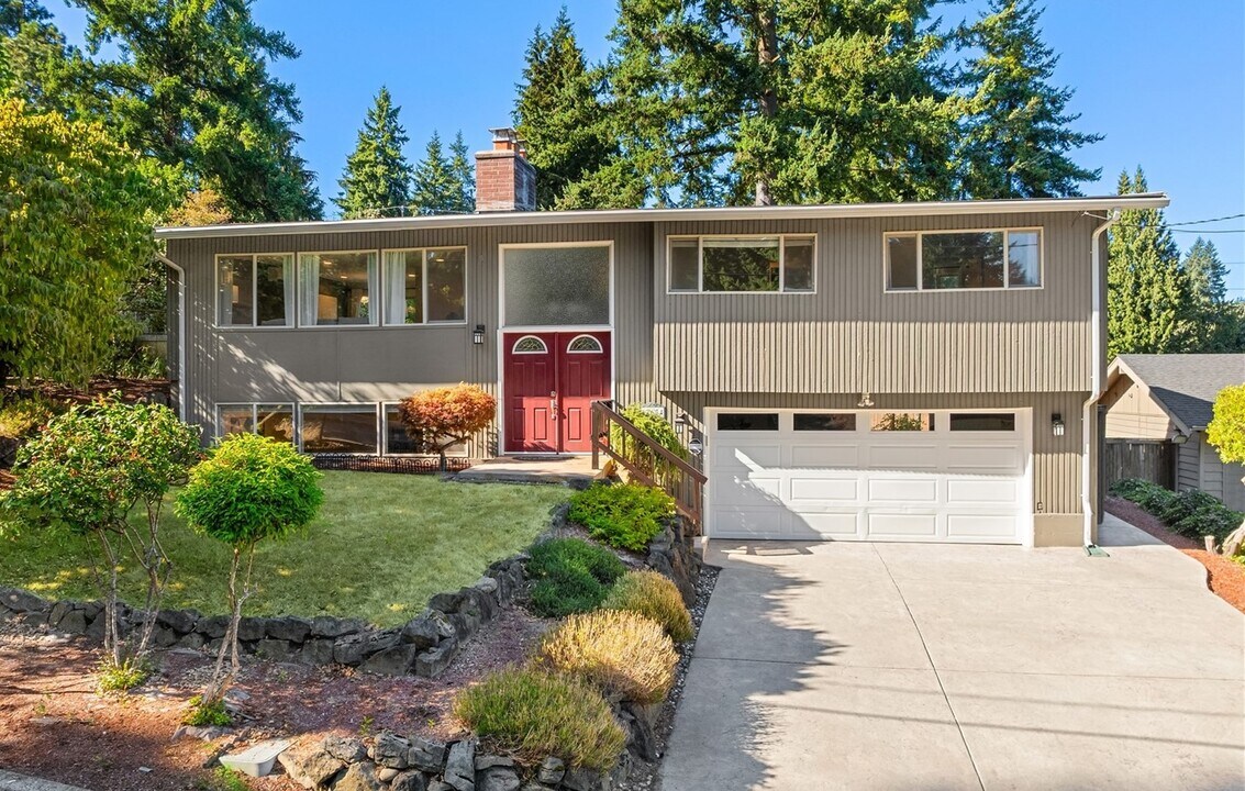 12634 SE 30th St in Bellevue, WA - Building Photo