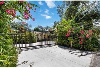 700 NE 164th St in Miami, FL - Building Photo - Building Photo