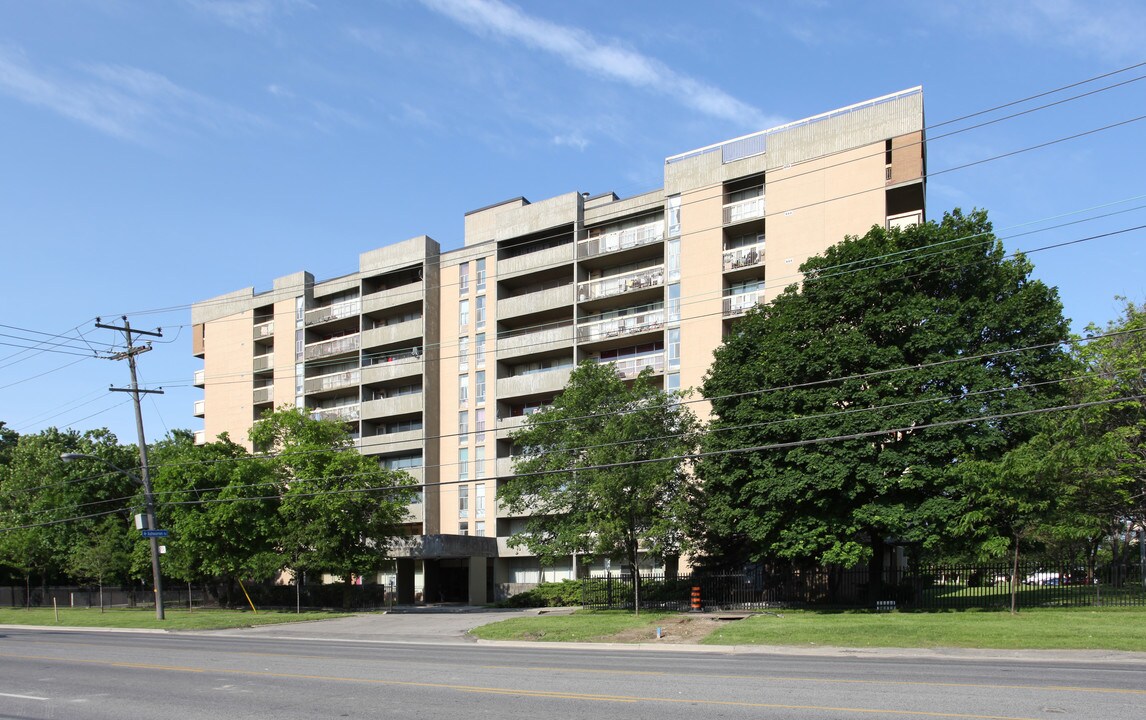 Alban Apartments in Toronto, ON - Building Photo