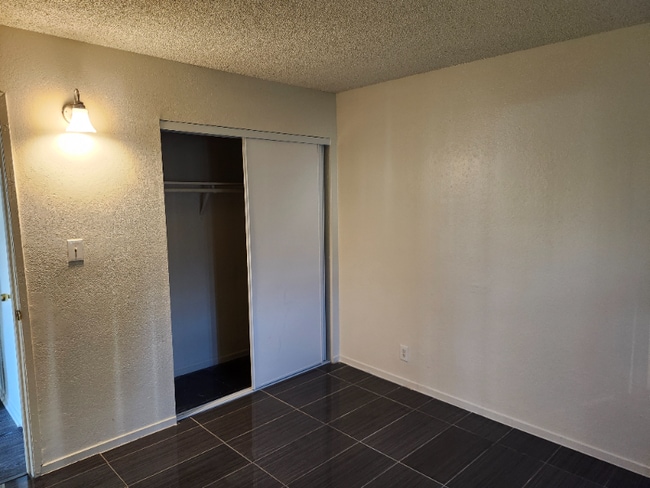2749 W Fairmont Ave in Fresno, CA - Foto de edificio - Building Photo