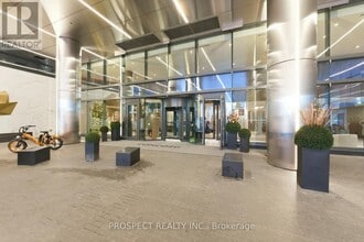 1 Concord Cityplace Wy in Toronto, ON - Building Photo - Building Photo