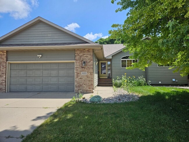 300 Emmett Trail in Harrisburg, SD - Foto de edificio - Building Photo