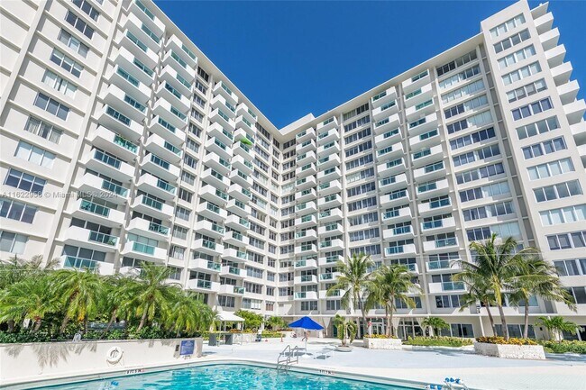 1200 West Ave, Unit 526 in Miami Beach, FL - Building Photo - Building Photo