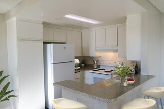 Summit Pointe Apartments in Riverside, CA - Building Photo - Building Photo